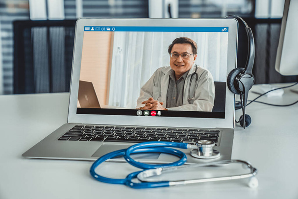 遠隔医療サービスオンラインビデオコール医師は積極的に患者とチャットする - 写真・画像