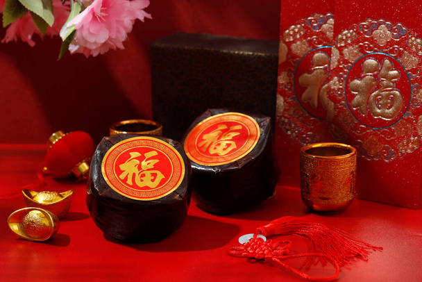 Nian Gao Çin Yeni Yıl Pastası ve Çin karakteri "Fu" nun anlamı Fortune. Yapışkan Pirinç ve Şekerden yapılmış, Endonezya 'daki Kue Keranjang, Kue Bakul veya Dodol Çin kadar popüler. COncept Imlek Kırmızı Dekorasyonu - Fotoğraf, Görsel