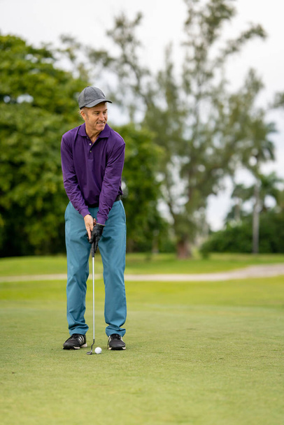 Man playing golf and smiling - Zdjęcie, obraz