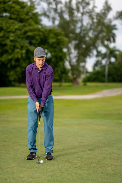 Golf guy about to make his final shot - 写真・画像