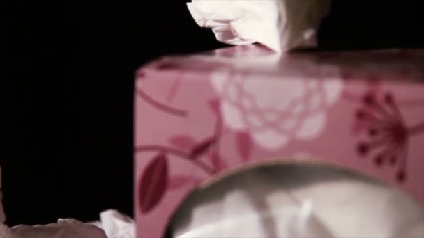 Ziehen von Taschentüchern aus Box - Filmmaterial, Video