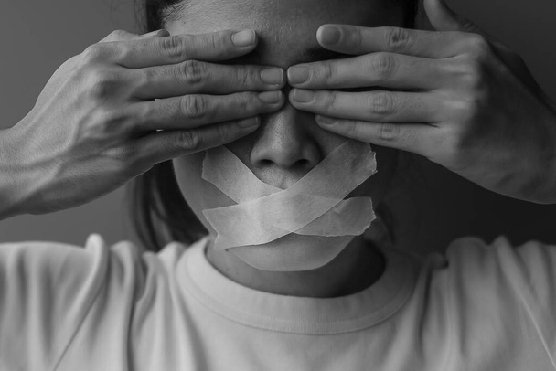 Nainen, jonka suu on suljettu teipillä. Sananvapaus, lehdistönvapaus, ihmisoikeudet, protestidiktatuuri, demokratia, vapaus, tasa-arvo ja veljeyden käsite - Valokuva, kuva
