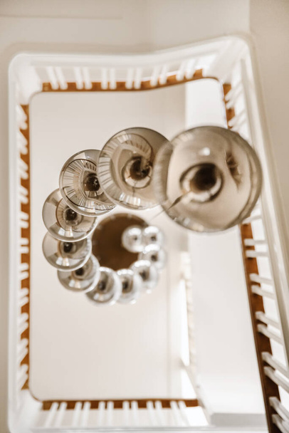 Geweldig ontwerp van een trap met hangende kroonluchters - Foto, afbeelding