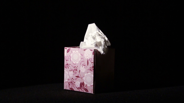 Taschentücher auf Schachtel werfen - Filmmaterial, Video