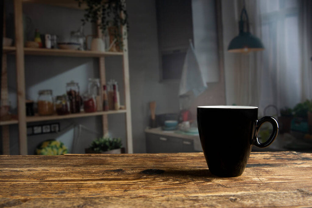 Ретро набор для концепт-дизайна, черная чашка макет с ноутбуком ремесла на деревянном фоне. Бизнес, концепция Дня отца.  - Фото, изображение