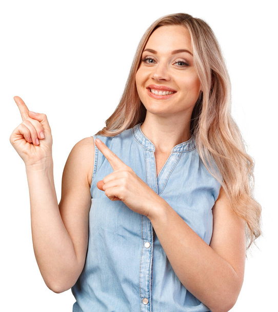 Молода жінка вказує на ваш продукт ізольовано на білому тлі
 - Фото, зображення