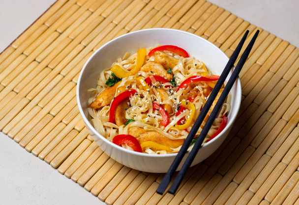 Udon noodles with chicken, pepper and sesame. Chinese food - Foto, Imagen