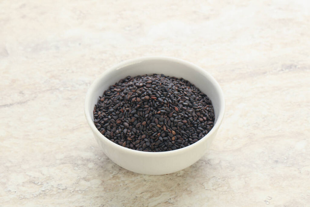 Semillas de sésamo negro en el bowl para cocinar - Foto, imagen