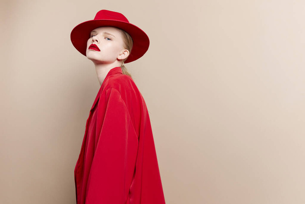 женщина в красной шляпе и куртке макияж студийной модели без изменений - Фото, изображение