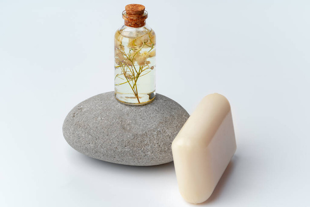 Beyaz arkaplanda spa taşları ve sabun - Fotoğraf, Görsel