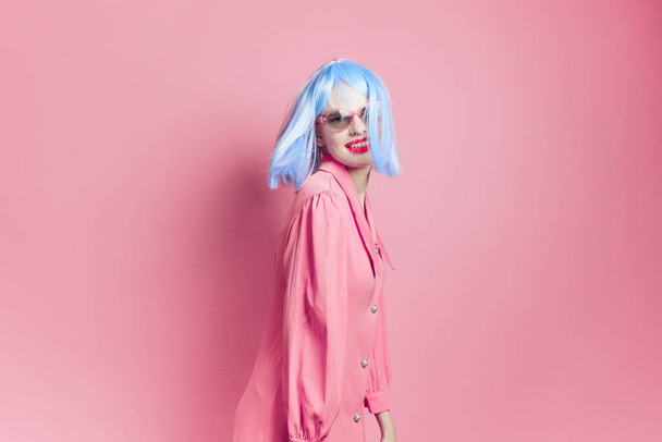 портрет женщины в солнечных очках носит синий парик макияж образ жизни позируя - Фото, изображение
