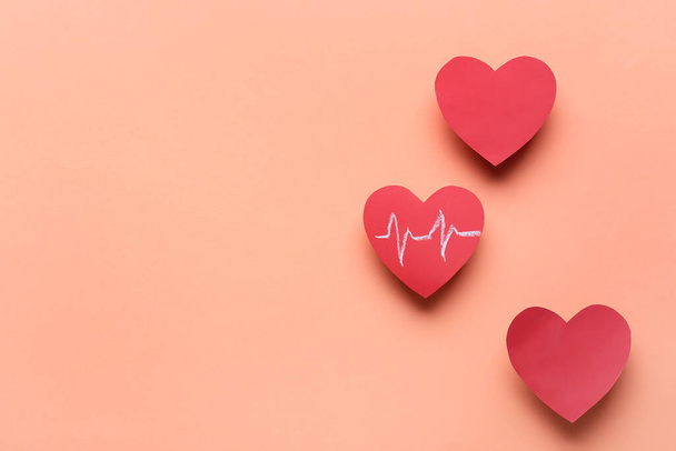 Червоні серця і кардіограма малюють на кольоровому фоні. Концепція пожертвування
 - Фото, зображення