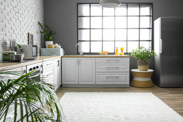 大きな窓と白い家具とモダンなキッチンのインテリア - 写真・画像