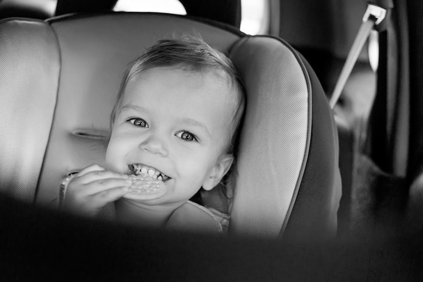 autó boldog totyogó fiú - Fotó, kép