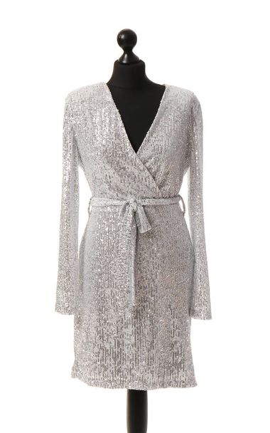 Manekin ze stylową srebrną sukienką na białym tle - Zdjęcie, obraz