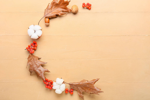 Hermosa decoración de otoño y flores de algodón sobre fondo de madera de color - Foto, imagen
