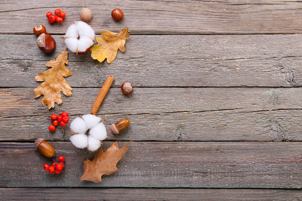 Beautiful autumn decor and cotton flowers on wooden background - Fotografie, Obrázek