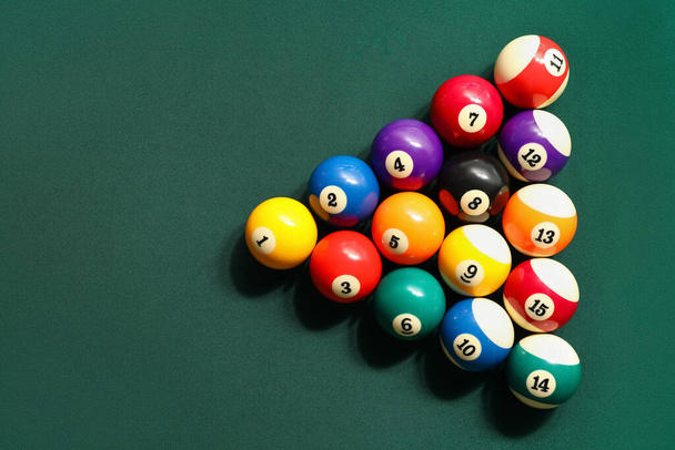 Verschillende biljartballen op groene tafel - Foto, afbeelding
