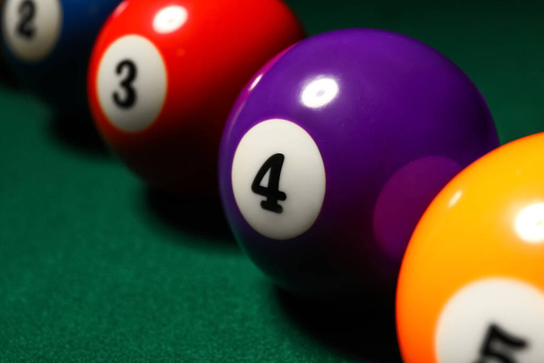 Diferentes bolas de billar en la mesa verde, primer plano - Foto, Imagen