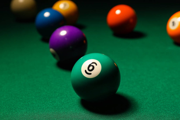 Різні більярдні м'ячі на зеленому столі
 - Фото, зображення