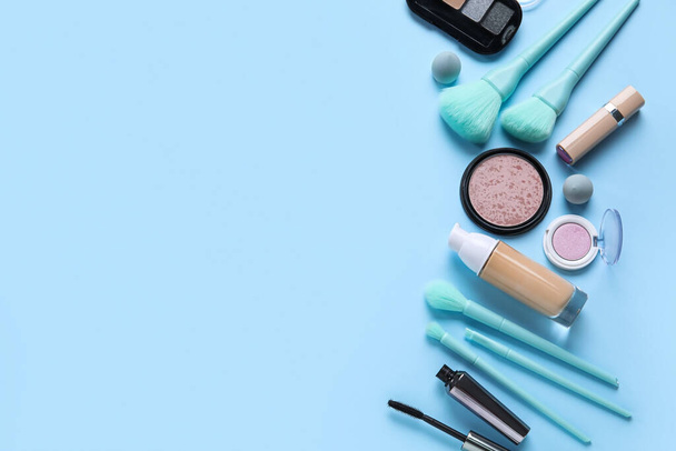 Diferentes produtos de maquiagem em fundo azul - Foto, Imagem