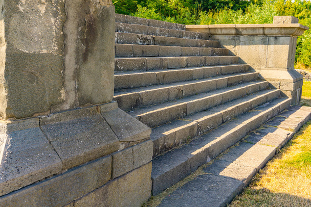 Scale a Felix Romuliana, resti del palazzo dell'imperatore romano Galerio vicino a Zajecar, Serbia. È patrimonio mondiale dell'UNESCO dal 2007. - Foto, immagini