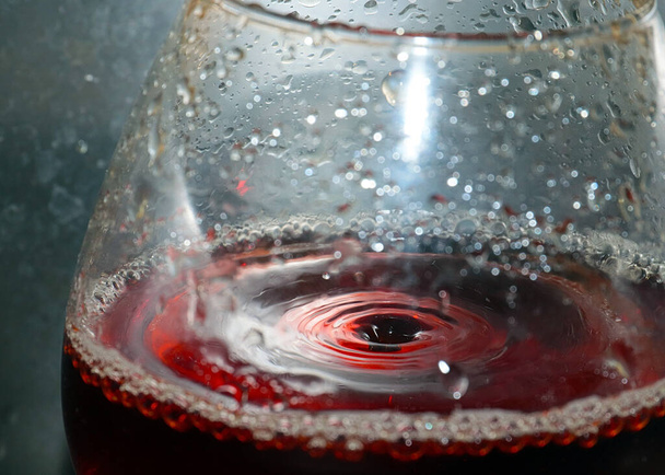 a drop of strong alcohol with patterns in a glass - Fotoğraf, Görsel