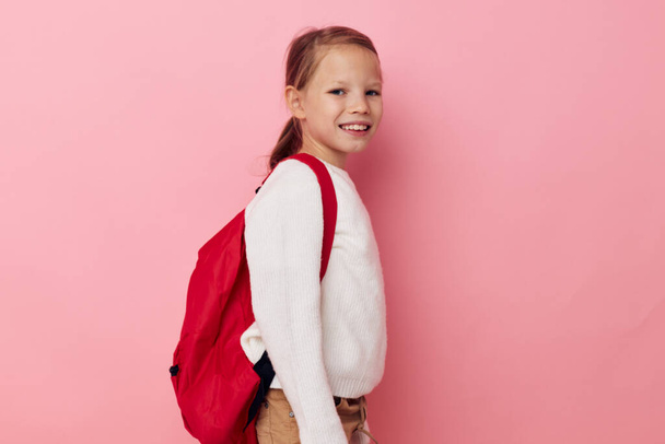 Muotokuva onnellinen hymyilevä lapsi tyttö rullalauta kädessä Lifestyle muuttamaton - Valokuva, kuva