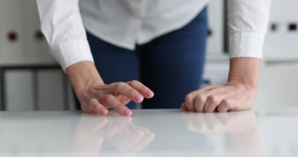 Kobieta przy stole i bębniące palce na stole - Materiał filmowy, wideo