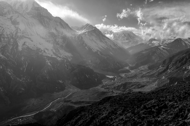 Montagne nebbiose bianche e nere. Valle del fiume Marsyangdi. Mattina in Himalaya, Nepal, zona di conservazione dell'Annapurna - Foto, immagini