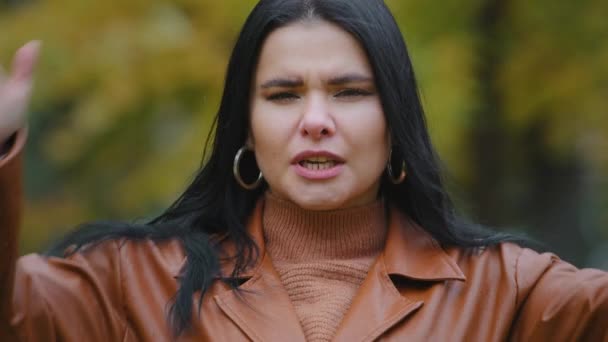 Porträt genervt junge hispanische Frau im Freien schreit laut in Wut wahnsinnig öffnenden Mund hält Hände auf Kopf Kopfschmerzen fühlt sich frustriert Schmerz Horror Hoffnungslosigkeit Angst vor Gewalt drückt Wut - Filmmaterial, Video