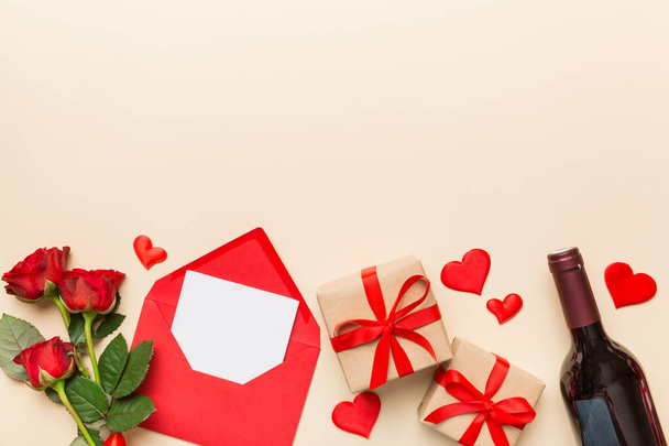 Valentinstag Komposition mit Rotwein, Rosenblüte und Geschenkbox auf dem Tisch. Draufsicht, flache Lage, Kopierraum. - Foto, Bild
