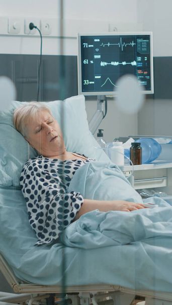 Женщина с коронавирусными симптомами просит медицинской помощи - Фото, изображение