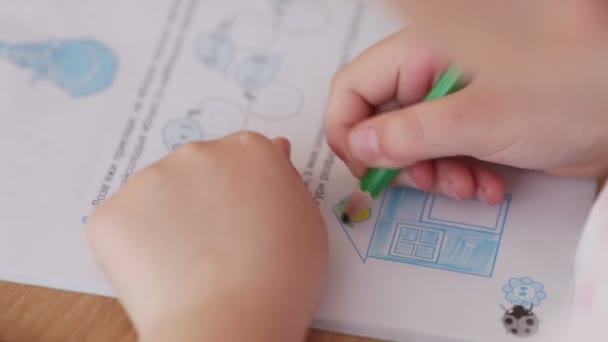 Child paints  in a training book - Video, Çekim