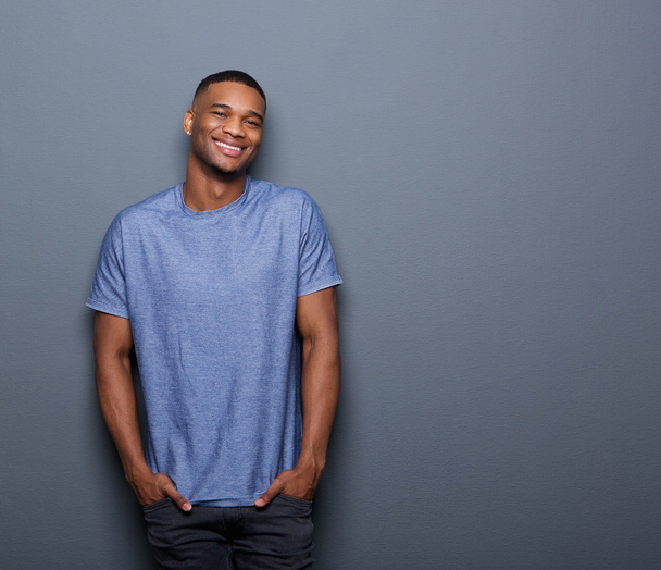 Jonge Afro-Amerikaanse man lacht - Foto, afbeelding