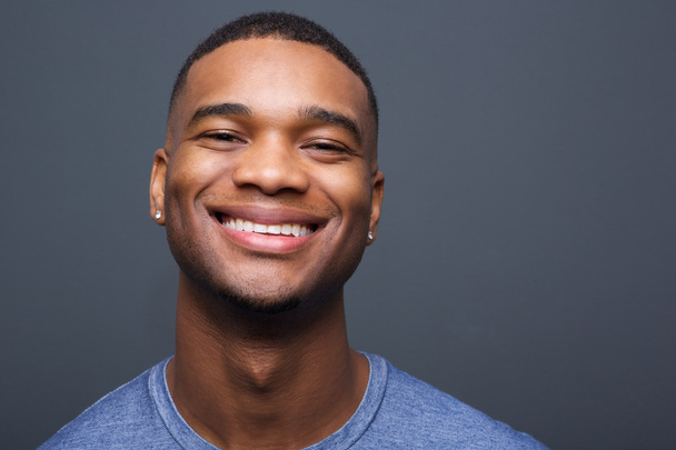 Feliz homem negro sorrindo no fundo cinza
 - Foto, Imagem