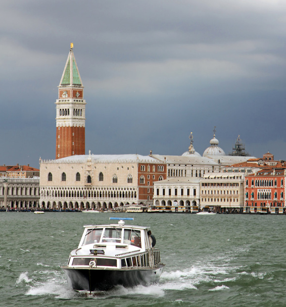 laguuni Venetsian kellotorni Saint Mark ja vene
 - Valokuva, kuva