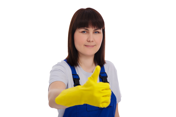 vrolijk vrouw in blauw coverall en geel rubber handschoenen duimen omhoog geïsoleerd op witte achtergrond - Foto, afbeelding