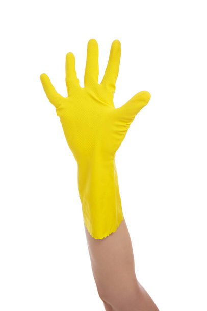 koncepcja sprzątania - dłoń w żółtej gumowej rękawiczce pokazującej pięć palców odizolowanych na białym tle - Zdjęcie, obraz