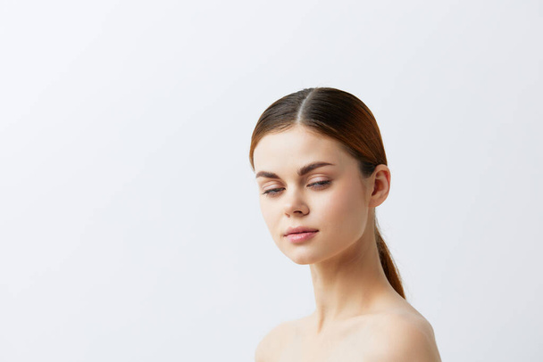 красивая женщина голые плечи чистой кожи гламур крупным планом образ жизни - Фото, изображение