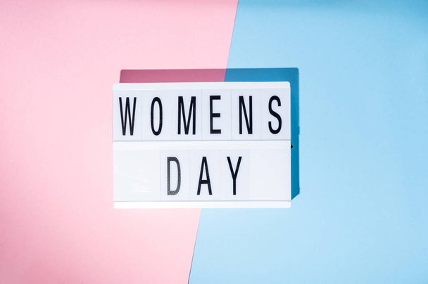 День жінок, 8 березня на блискавці. Верхній погляд на концепцію фемінізму з рожевим і синім фоном. - Фото, зображення