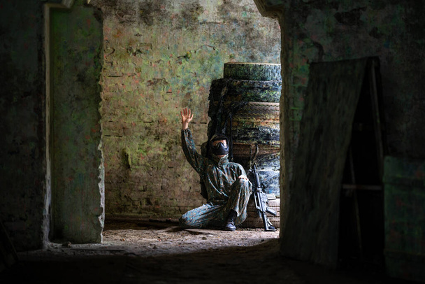 soldaat training tijdens het spelen paintball in het fort - Foto, afbeelding
