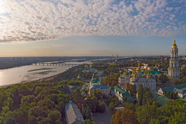 Kyivo-Pecherska Lavra e il fiume Dnipro, all'alba, presi con drone, Ucraina - Foto, immagini