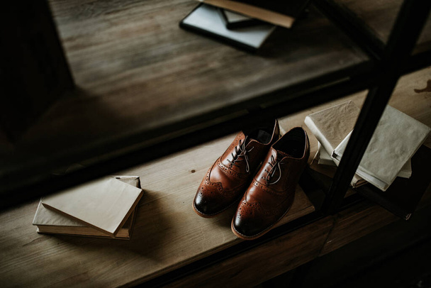 Vőlegény cipője a polcon könyvekkel - Fotó, kép