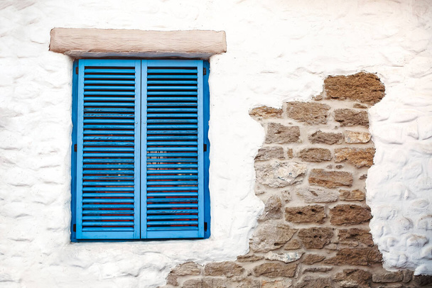 Старе вікно з синіми віконницями на кам'яній стіні
 - Фото, зображення