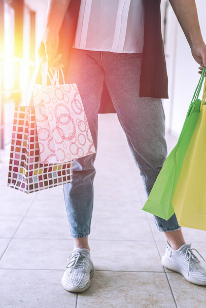 femme élégante avec des sacs à provisions debout le centre commercial, les ventes et les réductions - Photo, image