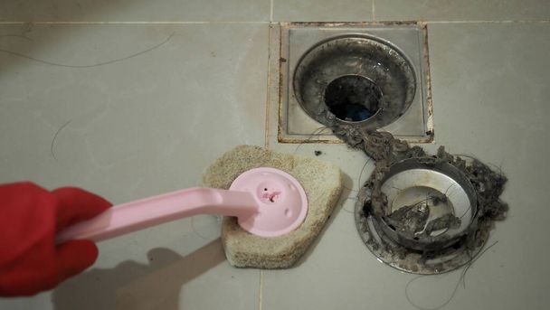 Kanalizasyon temizliği. Tıkanmış ve kirli kanalizasyon boruları boşaltılıyor. Saçları ve birikmiş tıkanmış yağlarla dolu. Banyodaki kanalizasyon sistemini tamir et. Temiz yıkama ve tıkanıklık giderlerini onarmak. - Fotoğraf, Görsel