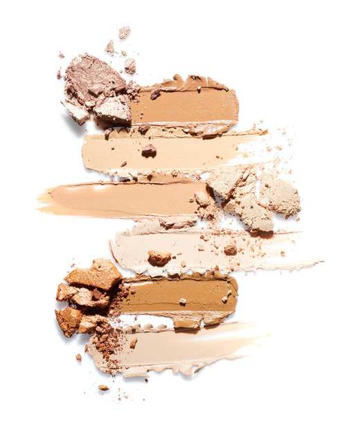 Crème make-up foundation smeert met gezichtspoeder geïsoleerd op witte achtergrond - Foto, afbeelding
