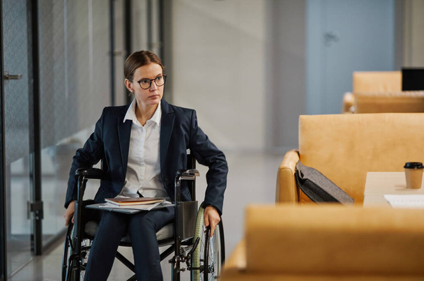 Молода бізнес-леді в інвалідному візку
 - Фото, зображення