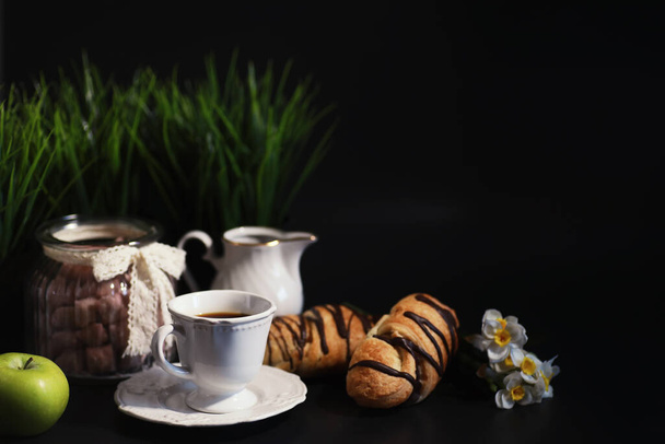 Γαλλικό πρωινό στο τραπέζι. Καφές κρουασάν με σοκολάτα και καράφα με κρέμα. Νωπά αρτοσκευάσματα και καφές χωρίς καφεΐνη. - Φωτογραφία, εικόνα